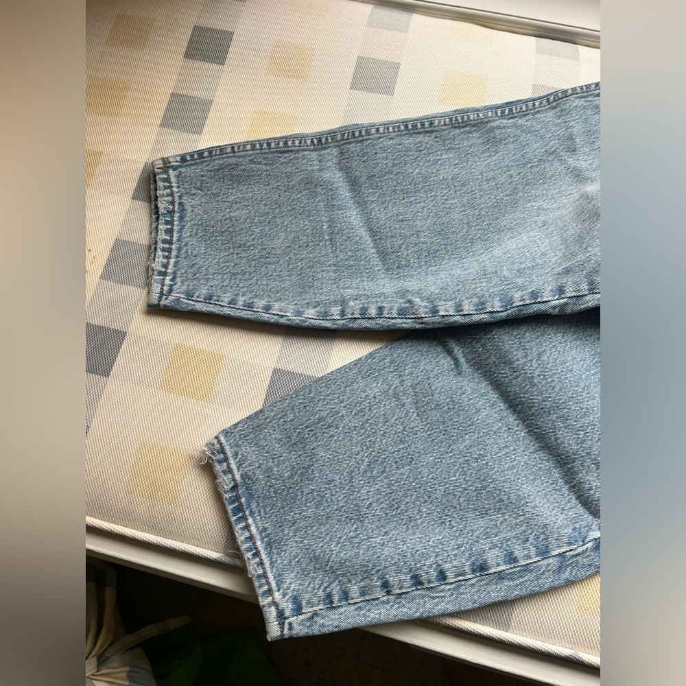 NWOT - Abercrombie High Rise Mom Jeans in Medium, Size 28 - Picture 4 of 6
